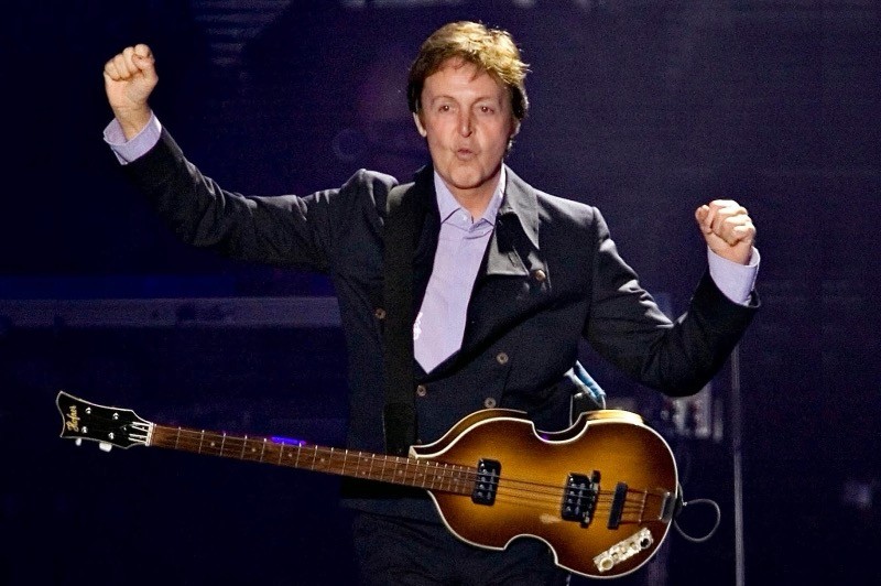 Paul McCartney comemora no palco, em foto não relacionada ao fato narrado