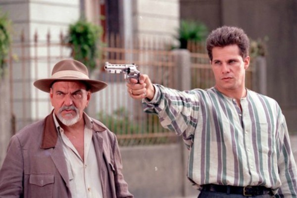 Ao lado do Major Bentes, o protagonista Flamel empunha uma arma de fogo, usando uma camisa com a gola flamel.<br>