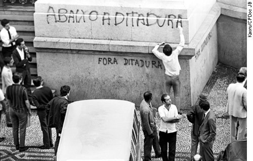 Foto selecionada pela Agência Senado para ilustrar a nota explicativa sobre a Comissão da Verdade, mostrando uma pixação urbana dizendo “Abaixo a ditadura“<br>