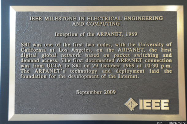 Placa comemorativa em Stanford, de setembro de 2009, onde se lê: <br><br>SRI was one of the first two nodes, with the University of California at Los Angeles, on the ARPANEL, the first digital global network based on packet switching and demand access. The first documented ARPANET connection was from UCLA to SRI on 29 October 1969 at 10:30 p.m. The ARPANET's technology and deployment laid the foundation for the development of the Internet.<br>