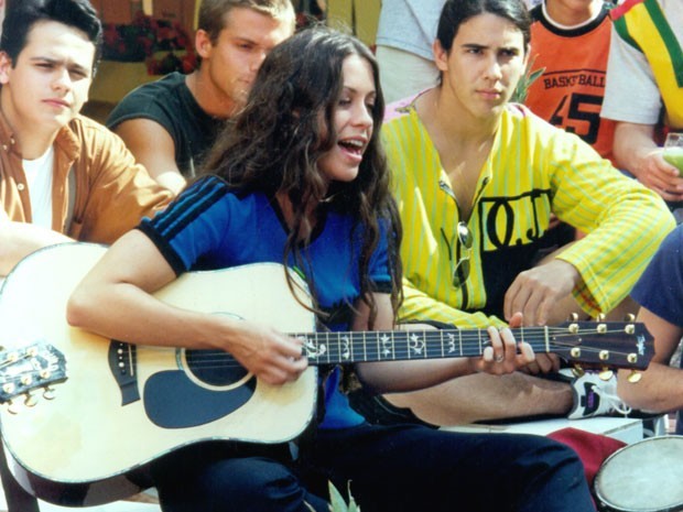 Alanis com seu violão, em cena de Malhação