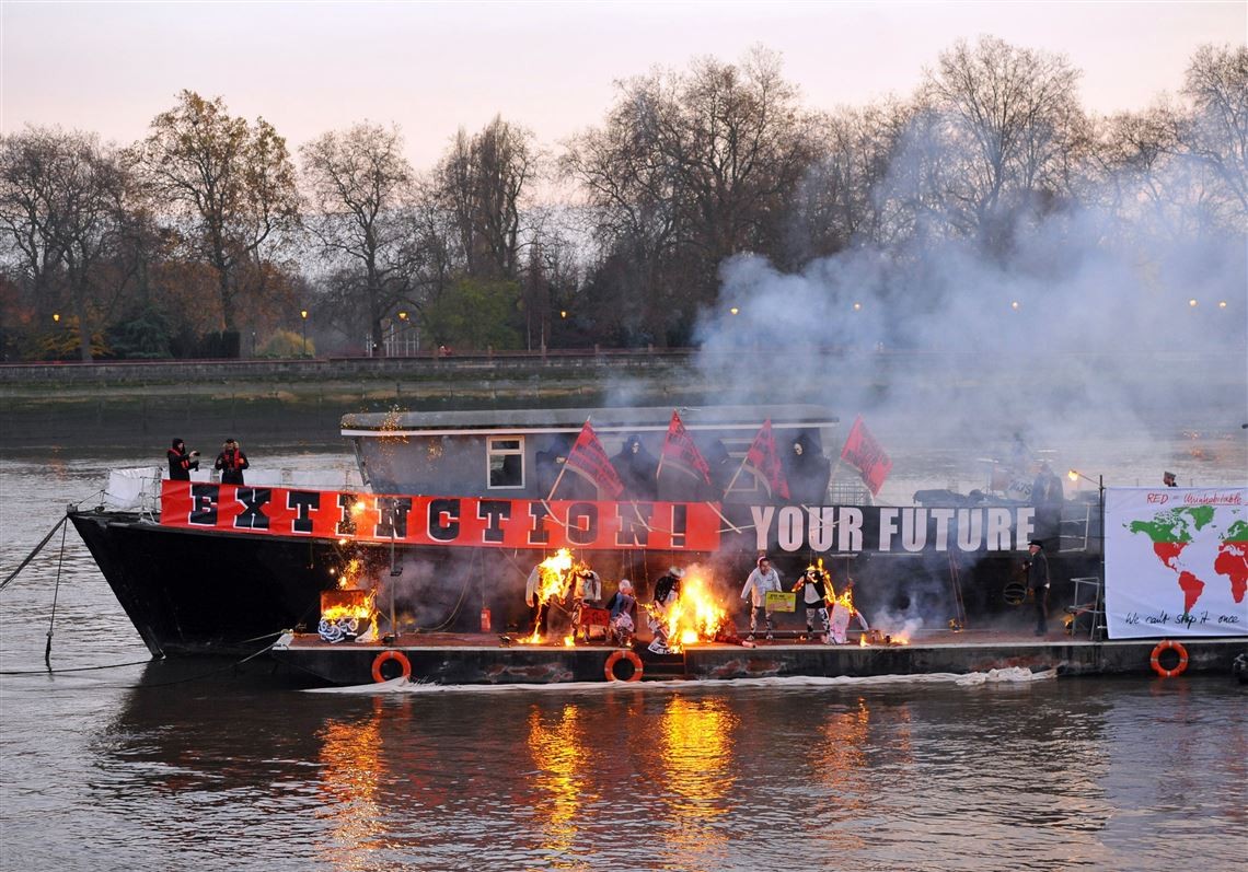 Foto do funeral dos artefatos em um barco no rio Tâmisa, em Londres