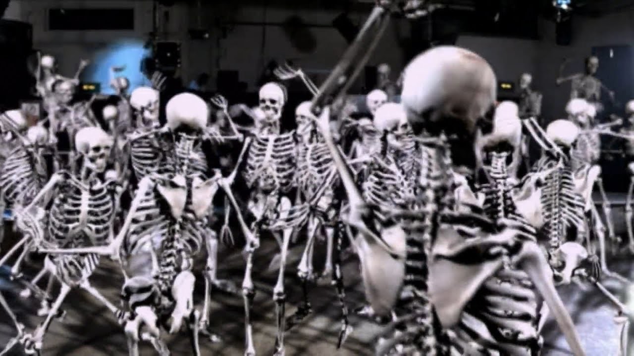 Cena do clip, com as pessoas dançando na pista, mas a protagonista só enxerga seus esqueletos, sem pele, cabelo, roupas, acessórios