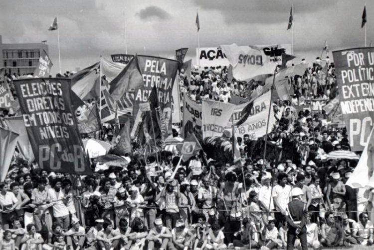 Manifestação na Praça Charles Miller, em frente ao Estádio do Pacaembu, no dia 27 de novembro de 1983.<br>