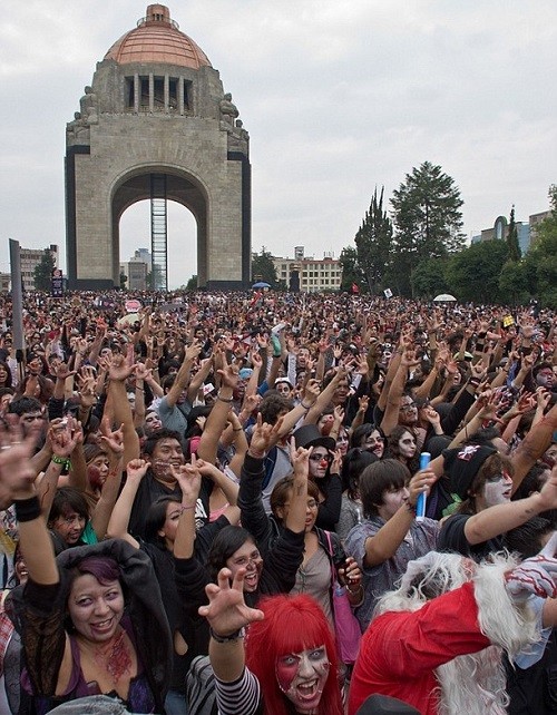 Foto da multidão caracterizada em uma Zombie Walk no México