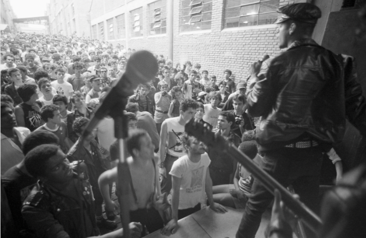 Foto em preto e branco de parte da plateia do festival, vista do palco