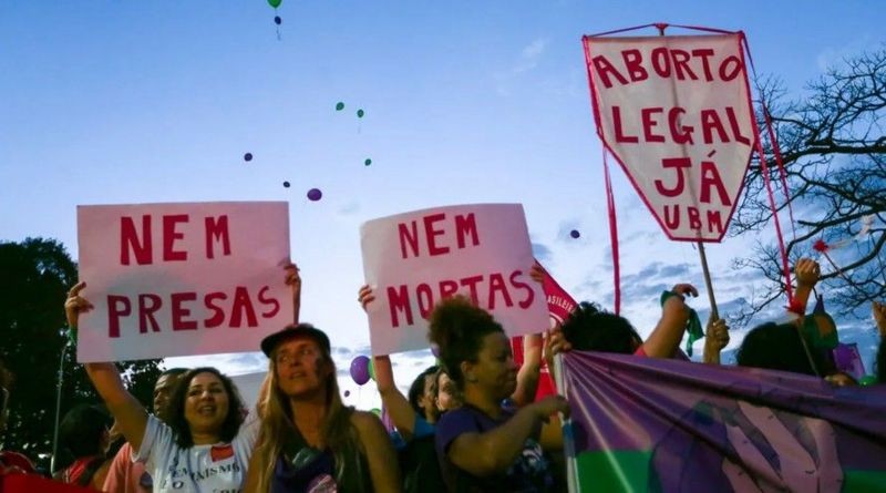 Manifestação retratada na cobertura da imprensa internacinal sobre o caso, com cartazes dizendo:<br>Nem presas<br>Nem mortas<br>Aborto legal já