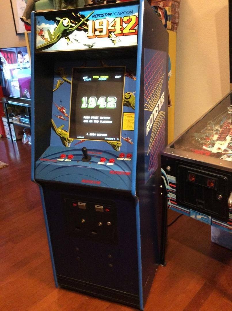 Uma máquina de 1942, ao lado de uma mesa de fliperama