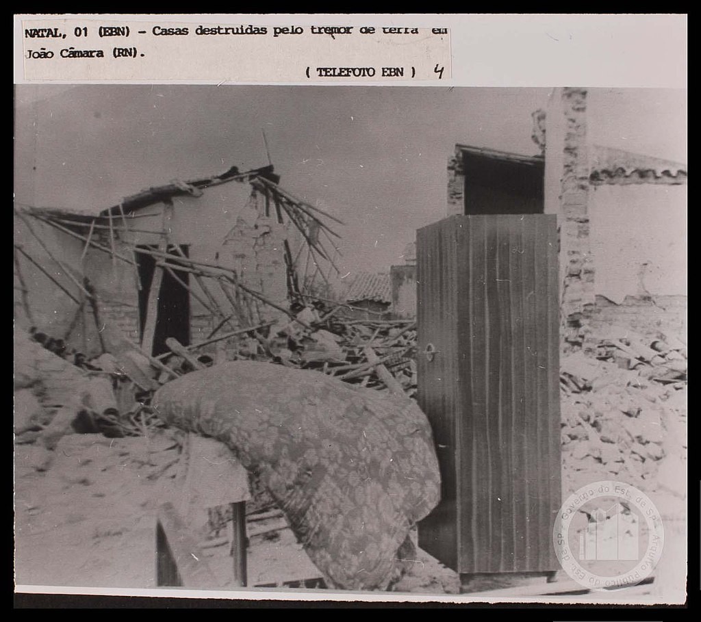 Telefoto integrante do arquivo oficial paulista, mostra casas destruídas pelo tremor de terra em João Câmara 