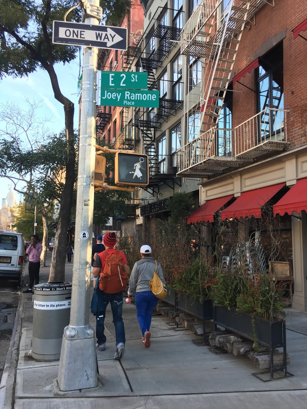 Placa de trânsito identifica o Joey Ramone Place, em Nova York