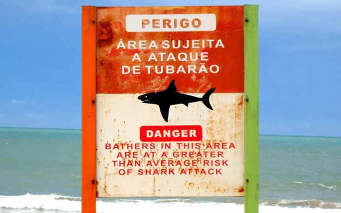 Placa de perigo indicando Área Sujeita a Ataque de Tubarão, em Recife