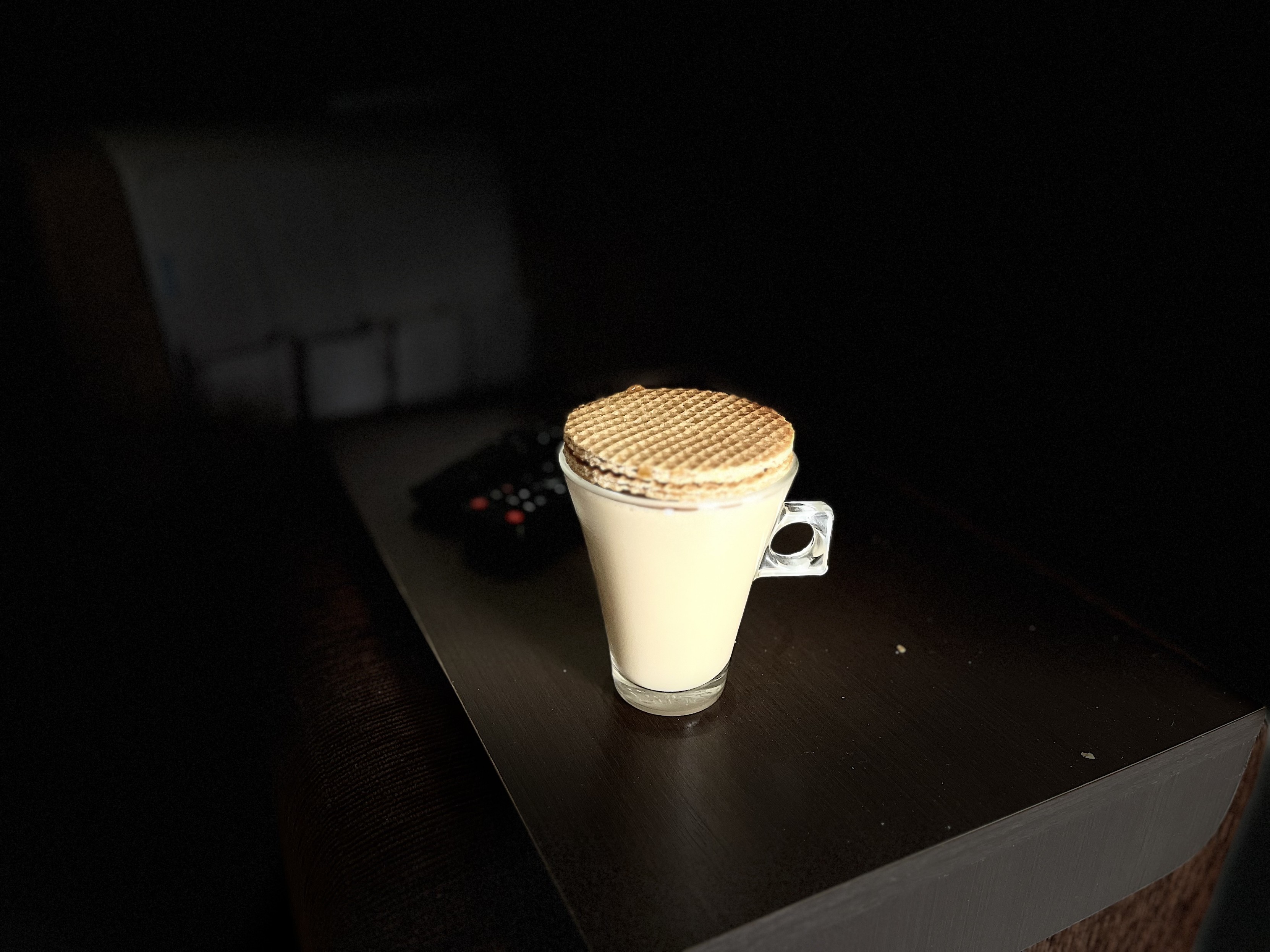 Minha xícara de café com leite, com 2 biscoitos stroopwafel tampando-a