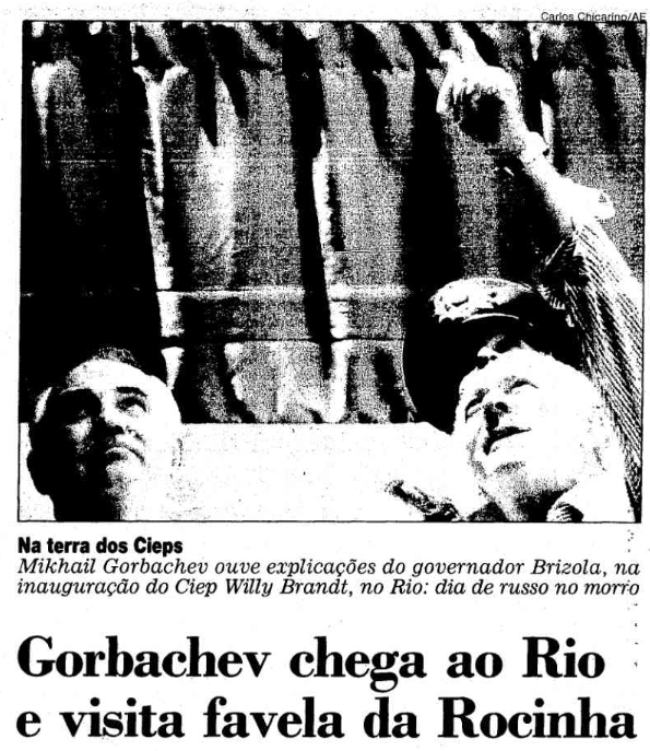 Matéria de jornal com foto do ex-presidente e do governador, e legenda: Na terra dos Cieps<br>Mikhail Gorbachev ouve explicações do governador Brizola, na inauguração do Ciep Willy Brandt, no Rio: dia de russo no morro