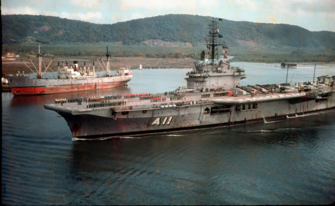 Tripulação formada no convés durante atracação do Minas Gerais na década de 1960, em foto tirada por José Lisboa Freire<br>
