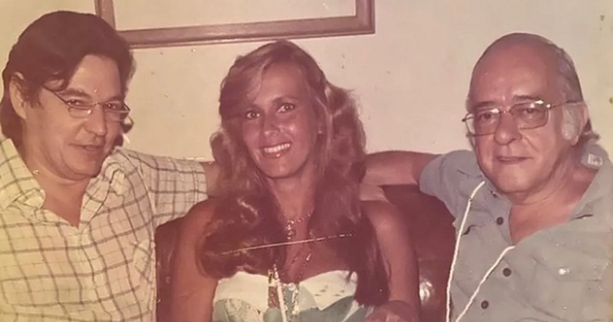 Tom Jobim, Helô Pinheiro e Vinicius de Moraes, no sofá