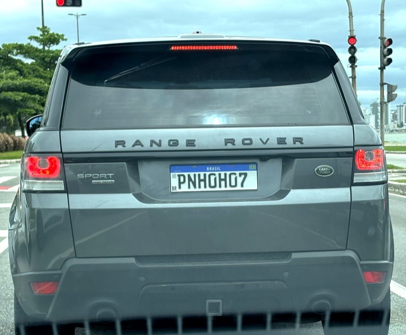 Foto que tirei num semáforo, de uma SUV com placa PNH0H07