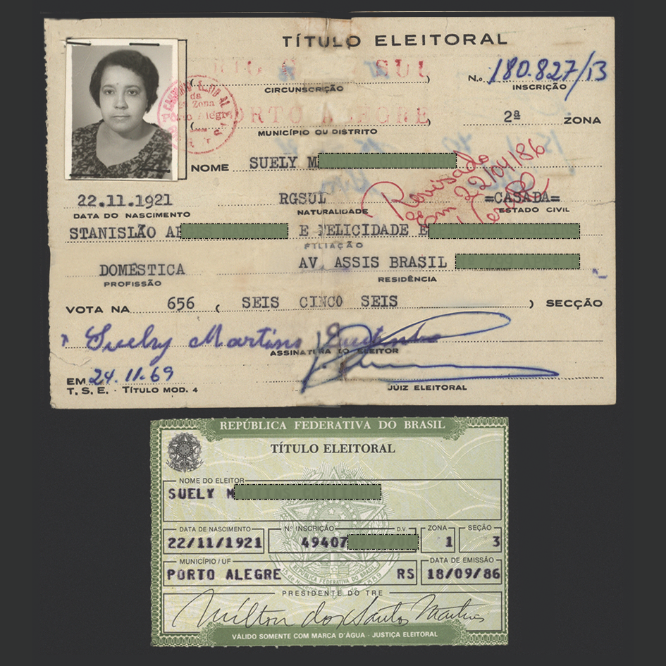 Colagem com duas versões de título eleitoral da mesma eleitora, Suely Martins Coutinho. O primeiro modelo de 1969, em uma ficha de papel datilografada, e o segundo modelo de 1986, impresso em computador a partir de registro informatizado. Ambos integram o acervo do Memorial da Justiça Eleitoral.<br>