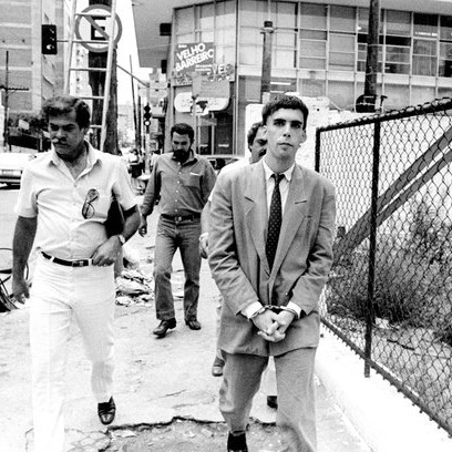 Arnaldo Antunes fotografado algemado e de traje social durante o período da sua prisão<br>