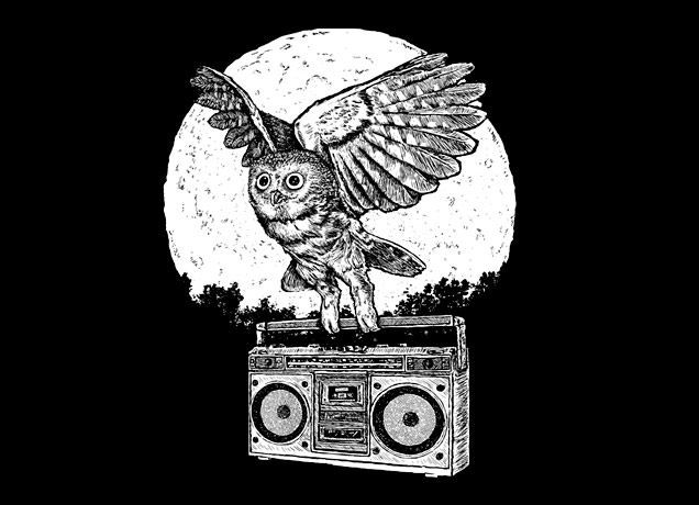 Sobre fundo preto, uma coruja sobrevoa em frente à Lua cheia, levando em suas garras um toca-fitas portátil