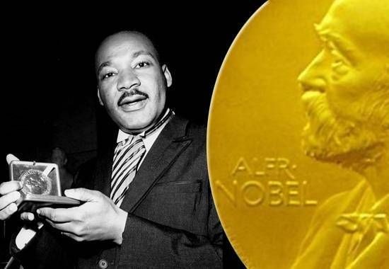 Martin Luther King Jr. posa com a medalha do prêmio, exibida no detalhe da foto