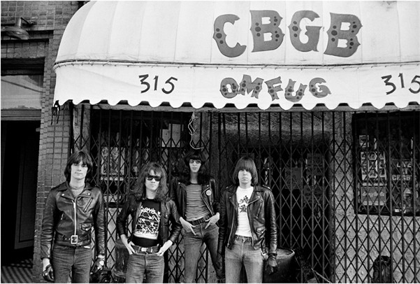 Ramones posam em frente à fachada do CBGB