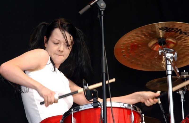 Na bateria, Meg White, de maria-chiquinha e blusa branca