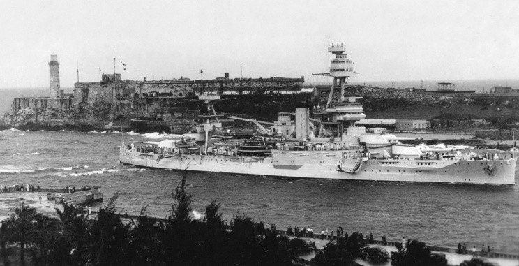 O USS Texas chega ao porto de Havana, durante a Segunda Guerra.