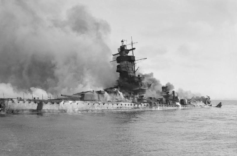 Foto mostra o afundamento do navio alemão Admiral Graf Spee, por sua própria tripulação, após ser derrotado pela marinha inglesa e fugir, sem condições de combate,  para águas territoriais neutras do Uruguai<br>