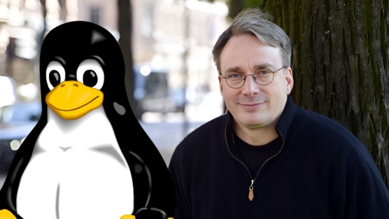 Lado a lado, o Tux (mascote do Linux)  e Linus Torvalds