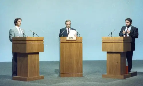 Collor e Lula nos púlpitos do segundo debate do segundo turno de 1989