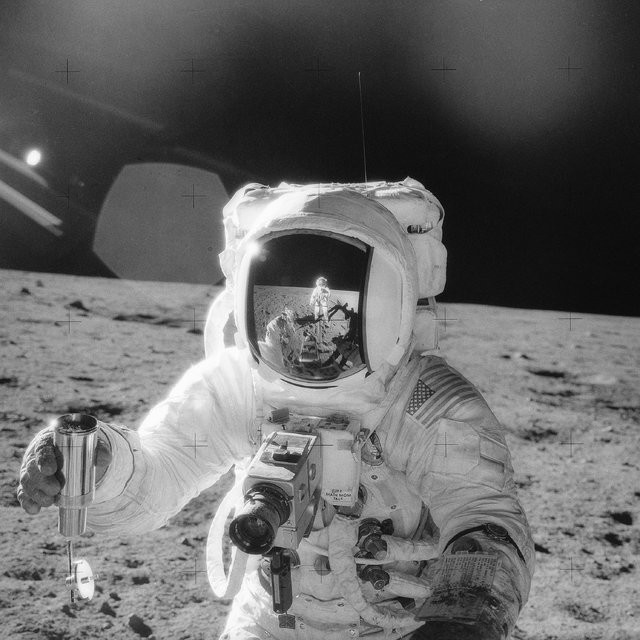 Eugene Cernan na superfície lunar durante a missão Apollo 17, ao lado do veículo lunar.