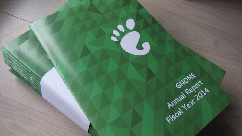 Pilha de exemplares do relatório anual da Fundação GNOME no ano fiscal de 2014