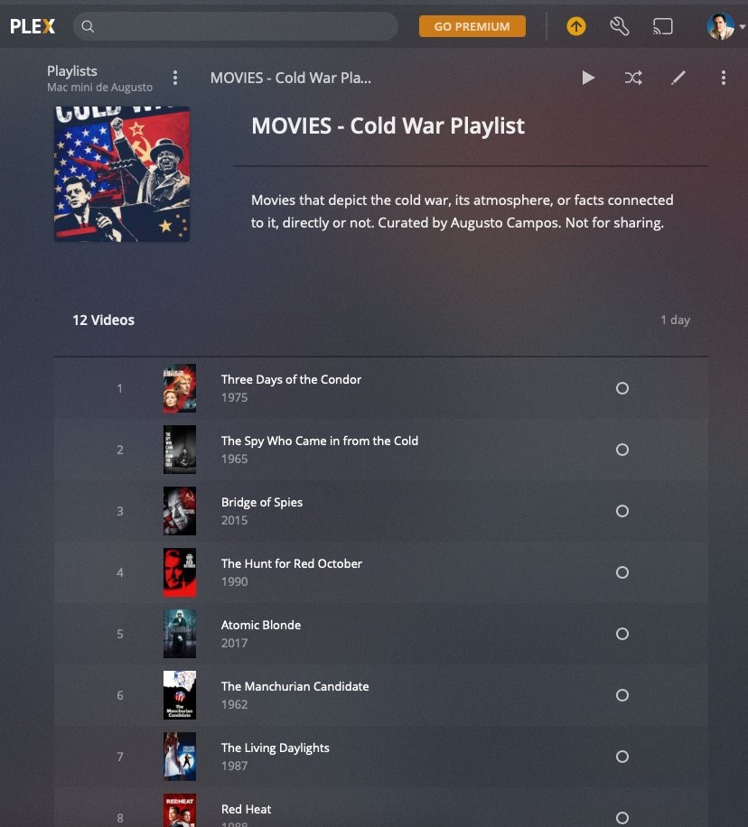 Uma playlist do aplicativo Plex contendo filmes como Caçada ao Outubro Vermelho, Três Dias do Condor e O Espião que Veio do Frio