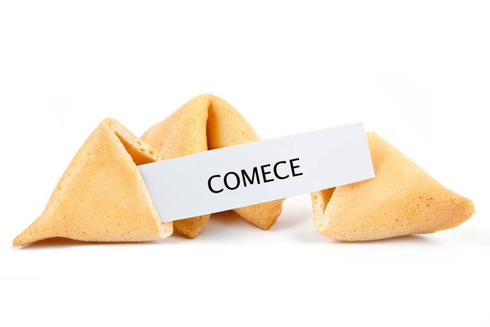 Um biscoito da sorte com um bilhete no qual está escrita a palavra COMECE