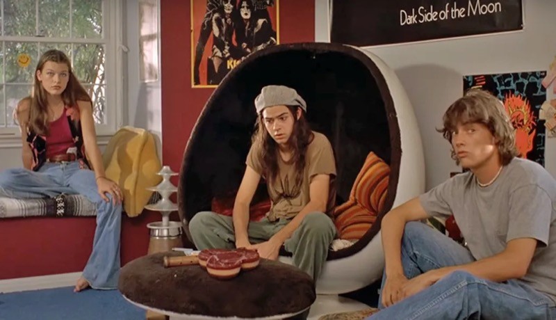 Michelle, Ron e 'Pink' Floyd fazem o possível para não deixar transparecer que sim, sabem que vai haver uma festa na casa assim que os pais do amigo saírem na sua viagem.