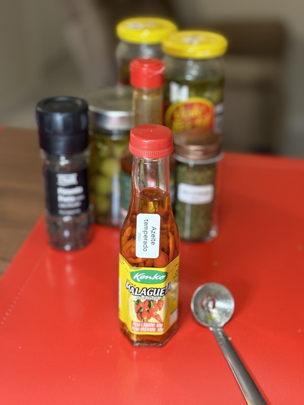 Vidro de conserva de pimenta malagueta, com 90% da sua salmoura original substituída por azeite