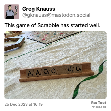 Post de Greg Knauss. “This game of Scrabble has started well.“ <br><br>O post continha uma imagem com a descrição a seguir: “A photo of a Scrabble tile holder, with the tiles A, A, O, O, blank, U, and U.“ Posted on 25 Dec 2023 at 16:19