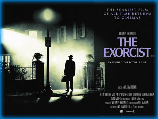 Banner da versão do diretor, lançada em 2000, do filme de 1973. Na paisagem noturna, o padre, segurando uma maleta, é iluminado pela luz que sai de uma janela do segundo andar da casa da qual ele se aproxima.