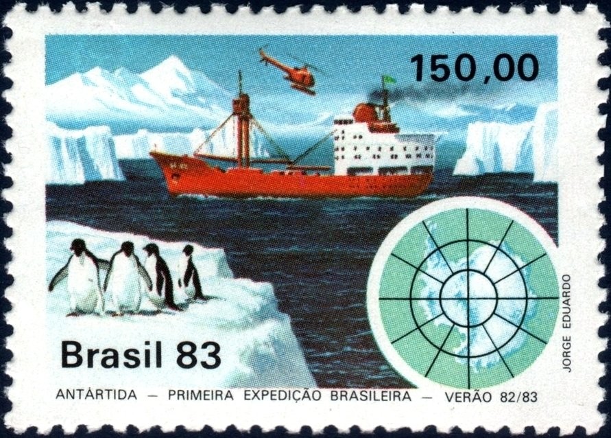Selo postal brasileiro de 1922 comemora a primeira exibição brasileira à Antártida e exibe um dos navios, um helicóptero, e 4 pinguins sobre uma bancada de gelo.