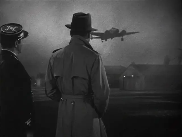 O Capitão Renault (Claude Rains) e Rick Blaine (Humphrey Bogart) assistem, em meio ao nevoeiro, à decolagem do avião que leva Elsa (Ingrid Bergman) e seu marido para a segurança de um país neutro.