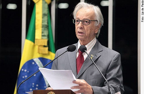 O então senador Itamar Franco se dirige ao Congresso Nacional