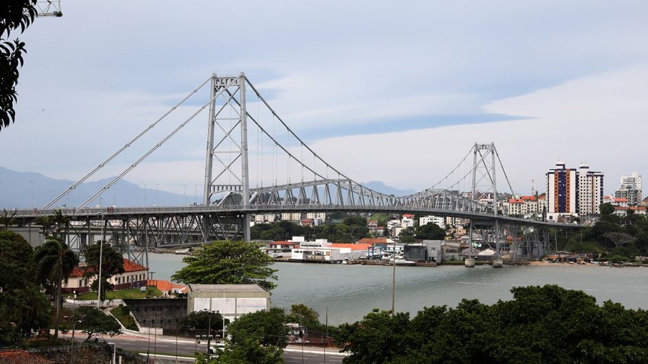 Foto atual da ponte Hercílio Luz, vista a partir da ilha.