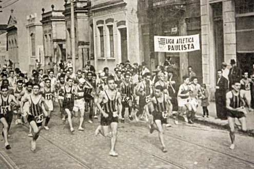Largada da primeira São Silvestre, em foto em preto e branco