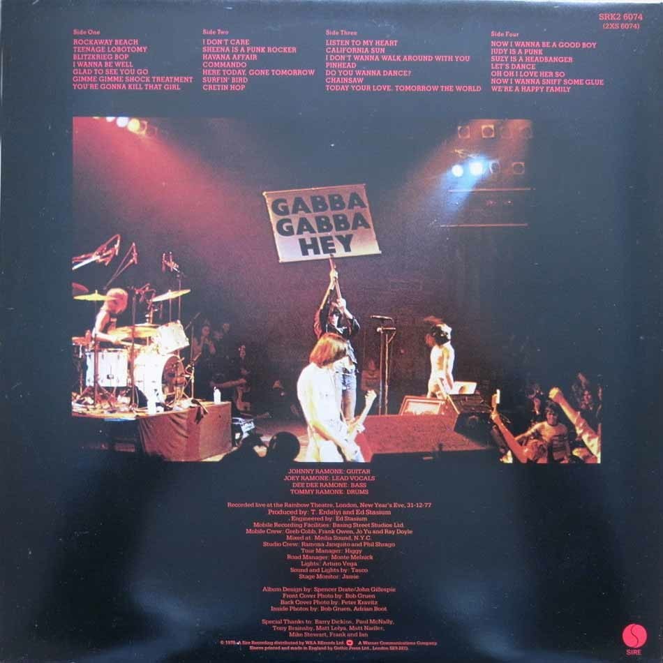 Contracapa do álbum It's Alive, com foto da banda no palco, e Joey Ramone segurando um cartaz no qual se lê: GABBA GABBA HEY