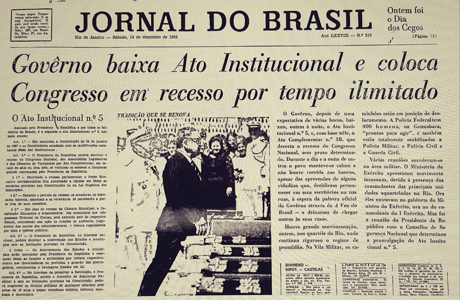 Capa do Jornal do Brasil do dia seguinte ao da instituição do AI-5, com a manchete: Governo baixa Ato Institucional e coloca Congresso em recesso por tempo ilimitado<br><br>A previsão do tempo diz: Temperatura sufocante. O ar está irrespirável. O país está sendo varrido por fortes ventos. Máx: 38º em Brasília.<br><br>No canto superior direito da página, a chamada diz: Ontem foi dia dos cegos.