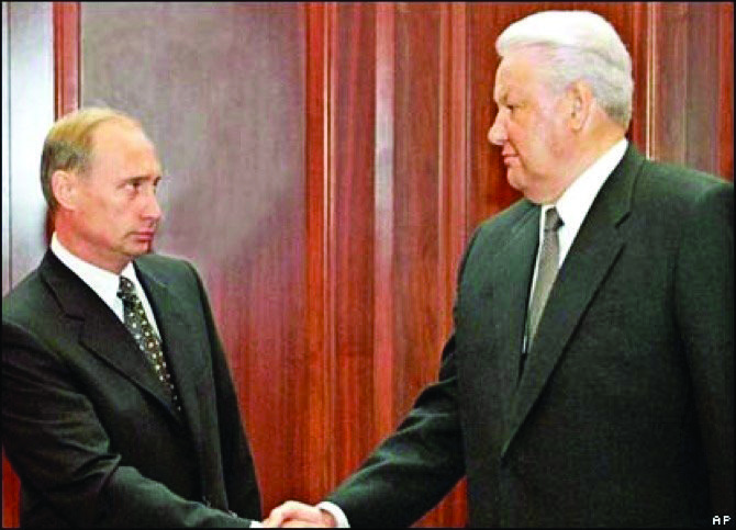 Foto de um aperto de mão entre o ministro Putin e o presidente Yeltsin