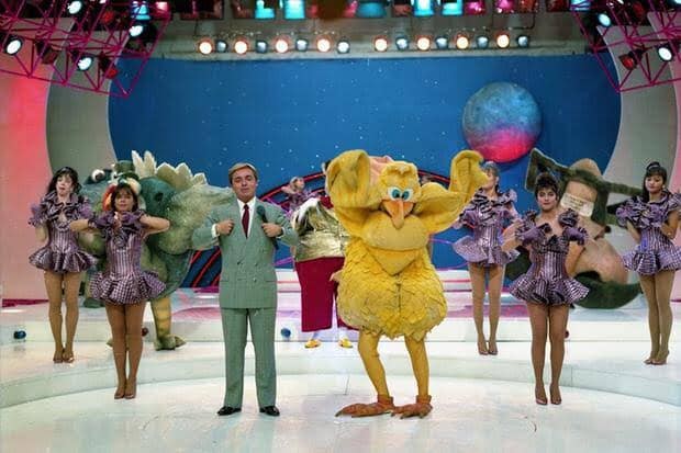 Gugu contracena com o passarinho na Dança do Passarinho, no palco do Viva a Noite.