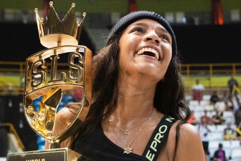 Rayssa Leal sorri segurando a taça da liga mundial de skate street, em dezembro de 2023