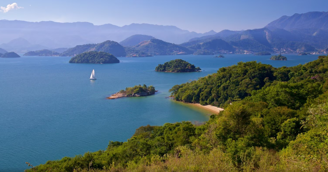 Veleiro moderno na região de Angra dos Reis, em foto turística