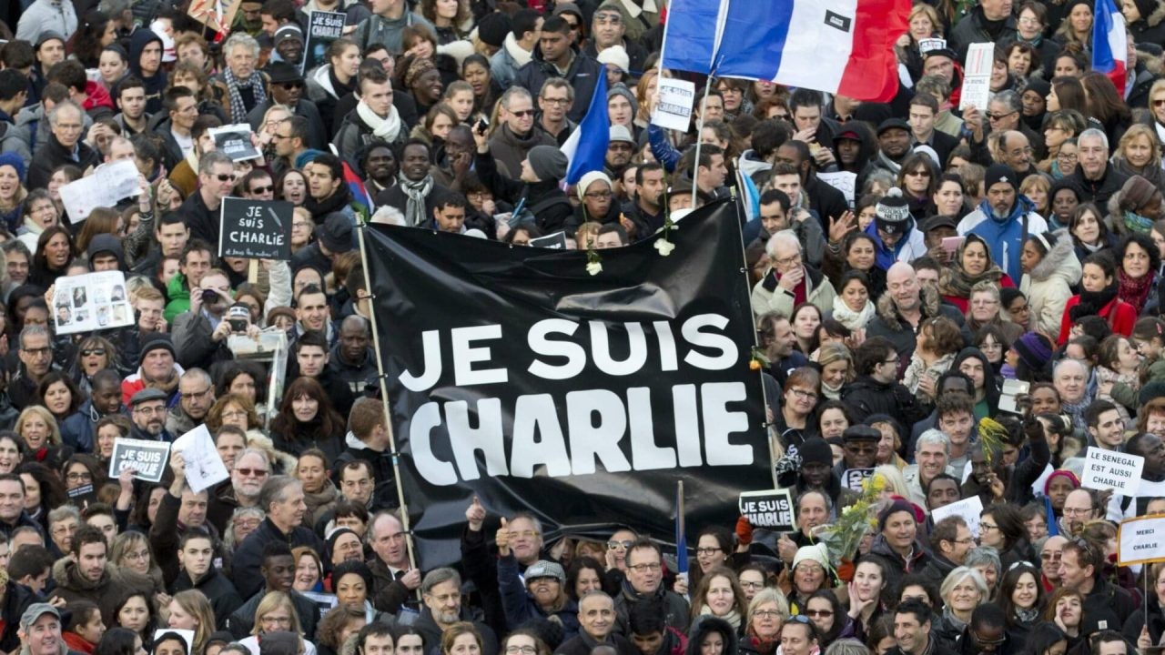 Protesto após o atentado, com bandeiras da França e faixas dizendo “Je suis Charlie“
